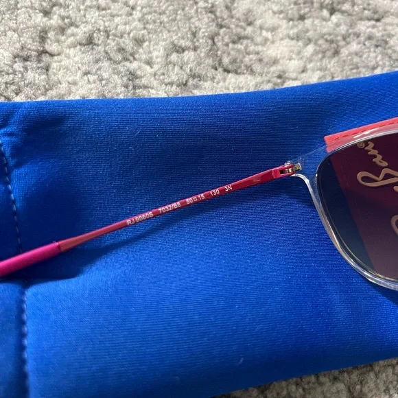Ray-Ban KidsAuthentic mirrored glasses. Blue Protective Case included.